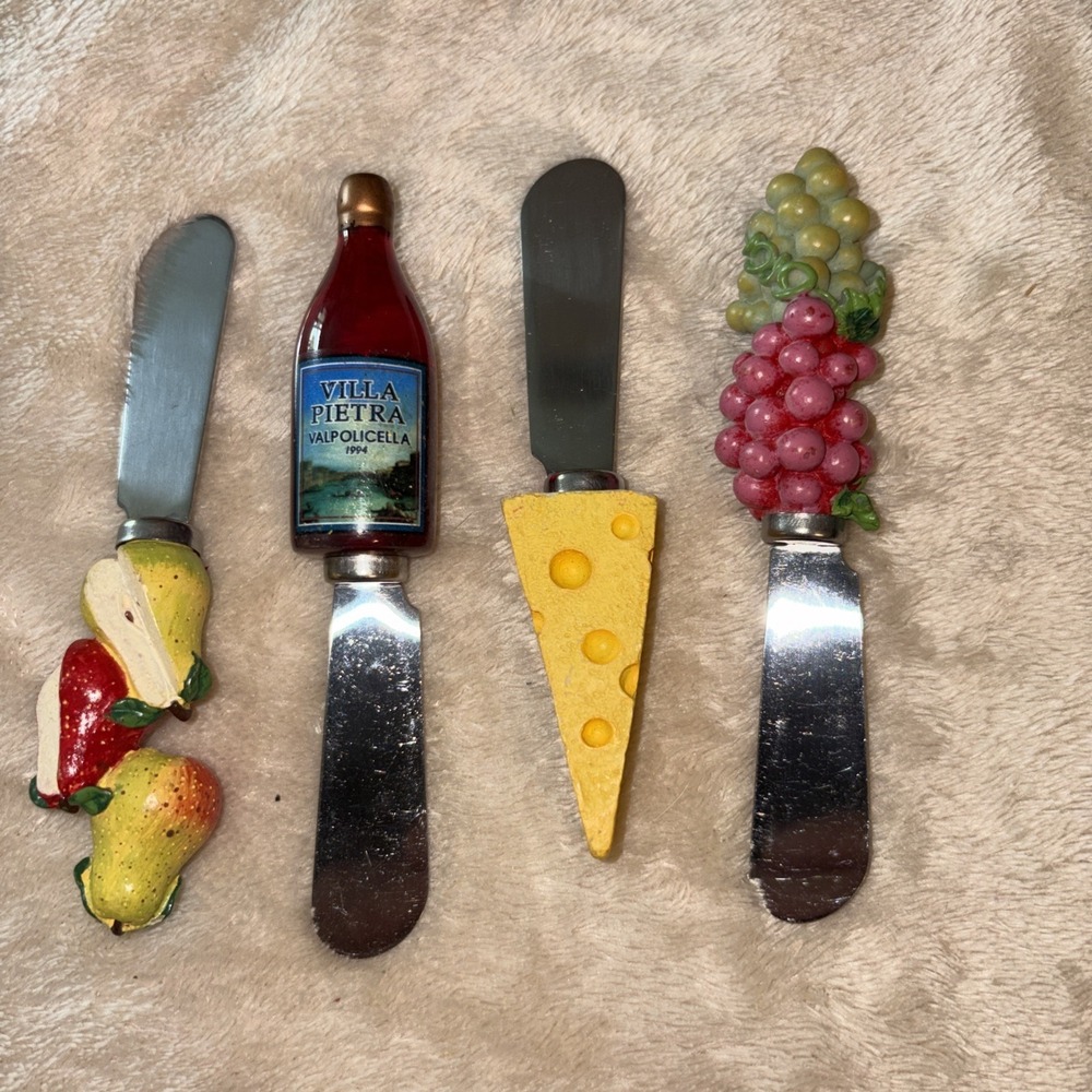 Set of 4 Vintage Boston Warehouse Cheese Spreaders - Pears Wine Grapes